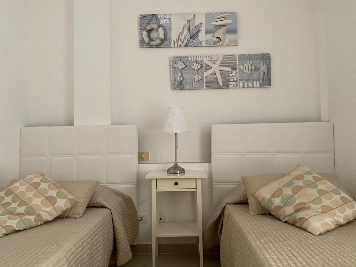 Billy'S Beachfront Apartment With Pool Access プエルト・デ・モガン エクステリア 写真