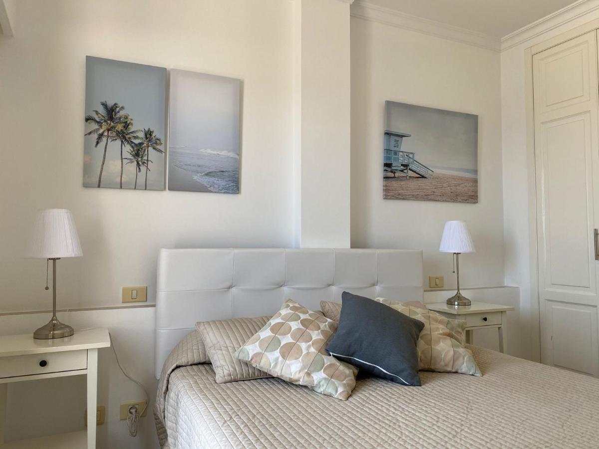 Billy'S Beachfront Apartment With Pool Access プエルト・デ・モガン エクステリア 写真